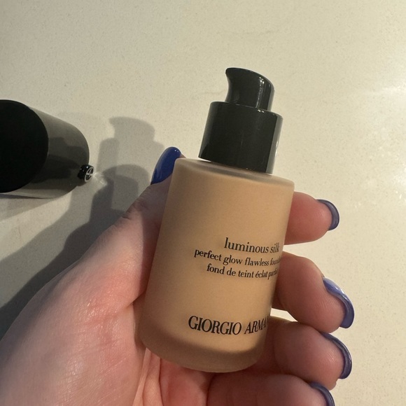 Armani Beauty Luminous Silk Perfect Glow Flawless Oil-Free Foundation - Picture 3 of 8
